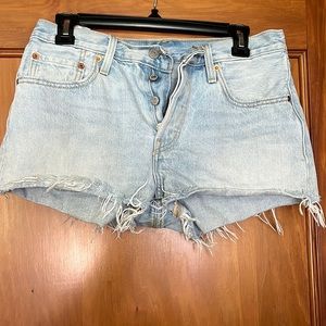 Levi’s shorts. 4 buttons.